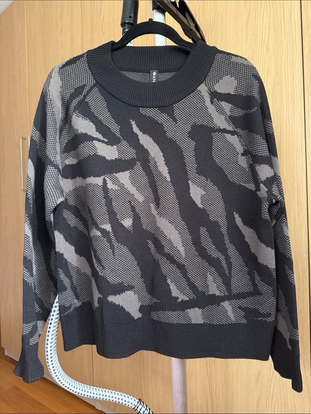 Athleta Men's Charcoal & Light Gray Patterned Crewneck Sweater Never Wore